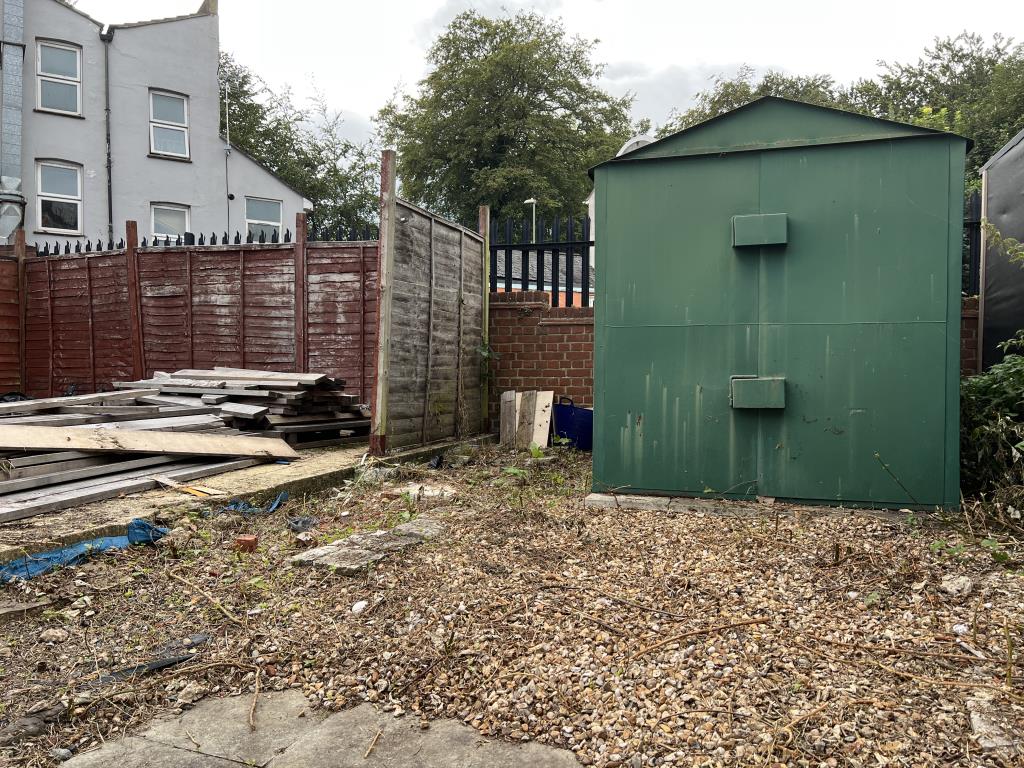 Lot: 54 - CITY CENTRE RETAIL UNIT FOR INVESTMENT OR OCCUPATION - Garden of property showing storage shed